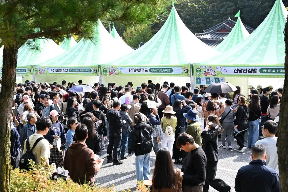 往屆活動 — 聚集在飯捲販售攤位前的遊客（照片：韓國觀光公社・公共授權第3類）