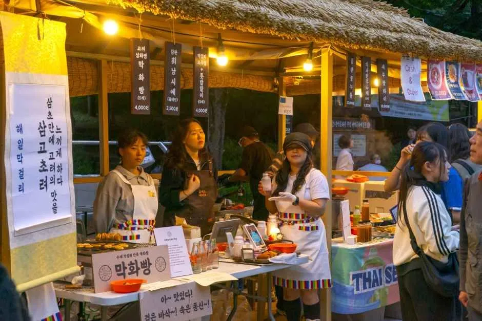 往屆活動 — 茅草屋頂食品攤位與遊客