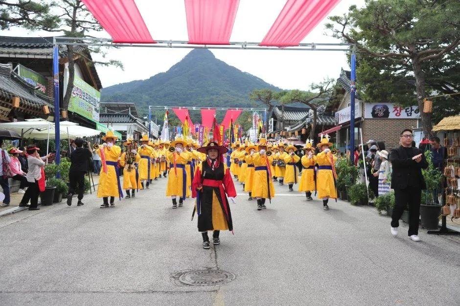 往屆活動 — 傳統服飾隊伍與山景（照片：韓國觀光公社・公共授權第3類）