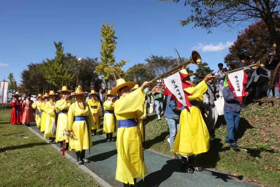 往屆活動 — 傳統服飾的隊伍與喇叭演奏（照片：韓國觀光公社・公共授權第3類）