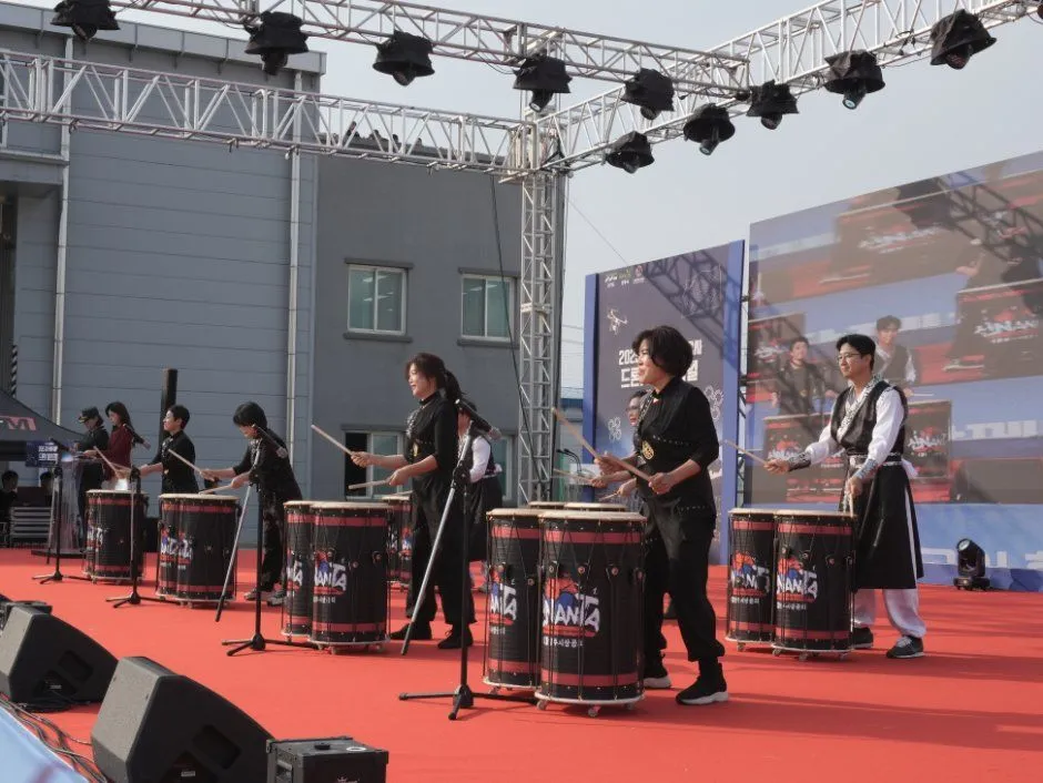 지난 축제 — 야외 무대에서 북을 연주하는 공연 (사진: 한국관광공사 · 공공누리 제3유형)