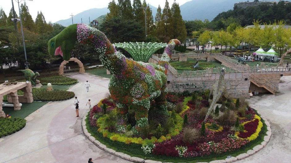 往屆活動 — 以花朵妝點的恐龍造景與花園