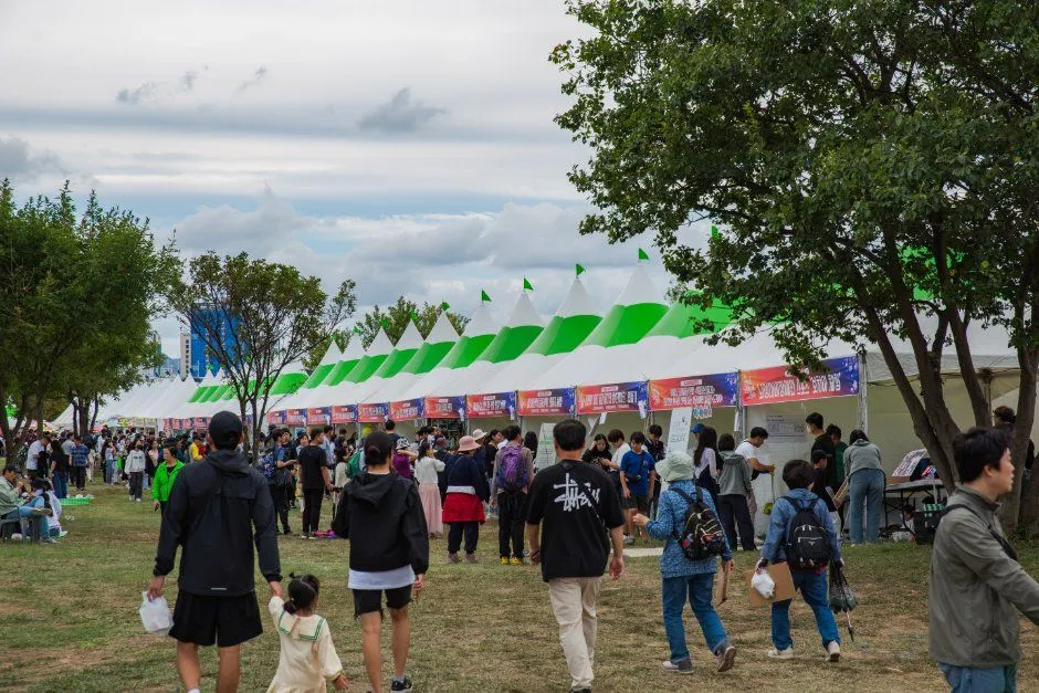 往屆活動 — 聚集在戶外活動場地與體驗攤位的遊客（照片：韓國觀光公社・公共授權第3類）