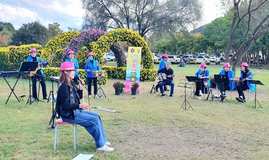 往屆活動 — 菊花拱門前的戶外音樂表演