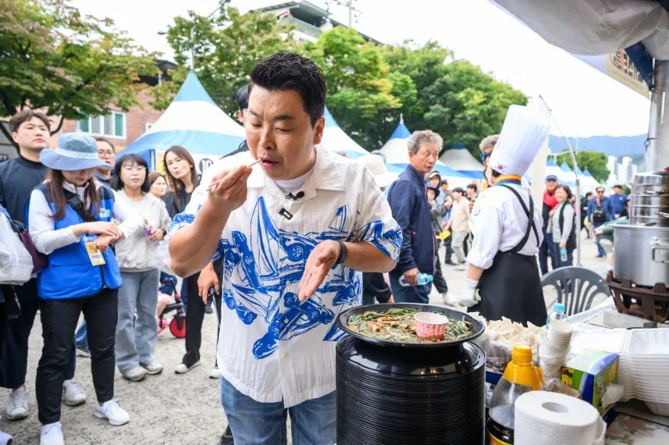 往屆活動 — 在活動會場品嚐食物的人（照片：韓國觀光公社・公共授權第3類）