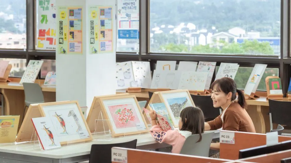 往屆活動 — 觀看圖書館展品的兒童與家長