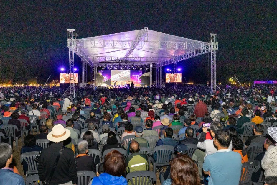 往屆活動 — 夜間演出舞台與坐滿觀眾的席位（照片：韓國觀光公社・公共授權第3類）