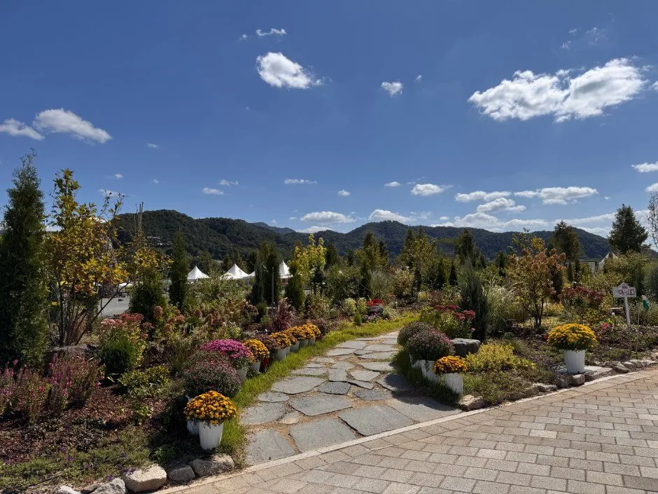 往屆活動 — 有步道與繽紛花園的風景