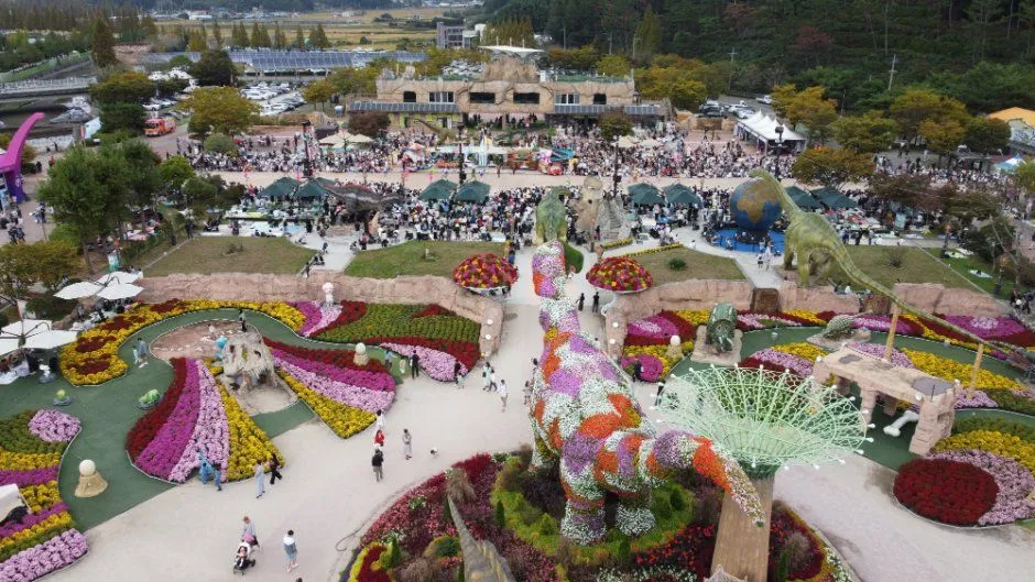 往屆活動 — 有恐龍造景與花圃的活動會場全景