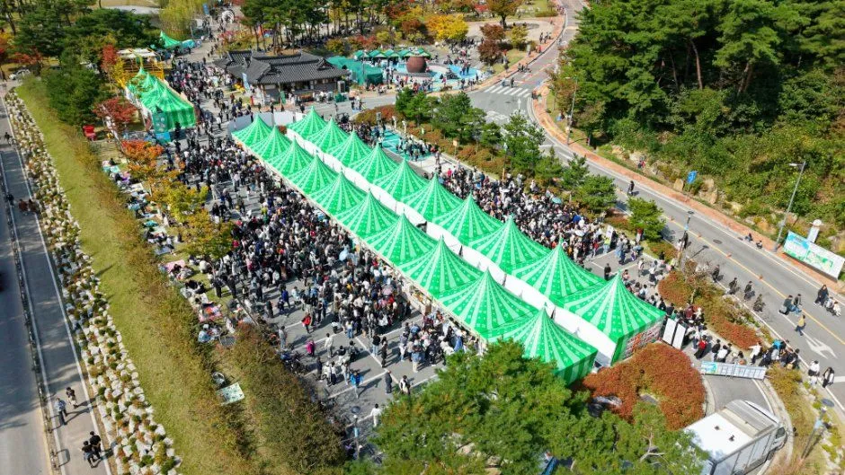 往屆活動 — 公園內搭設的綠色活動帳篷與遊客（照片：韓國觀光公社・公共授權第3類）