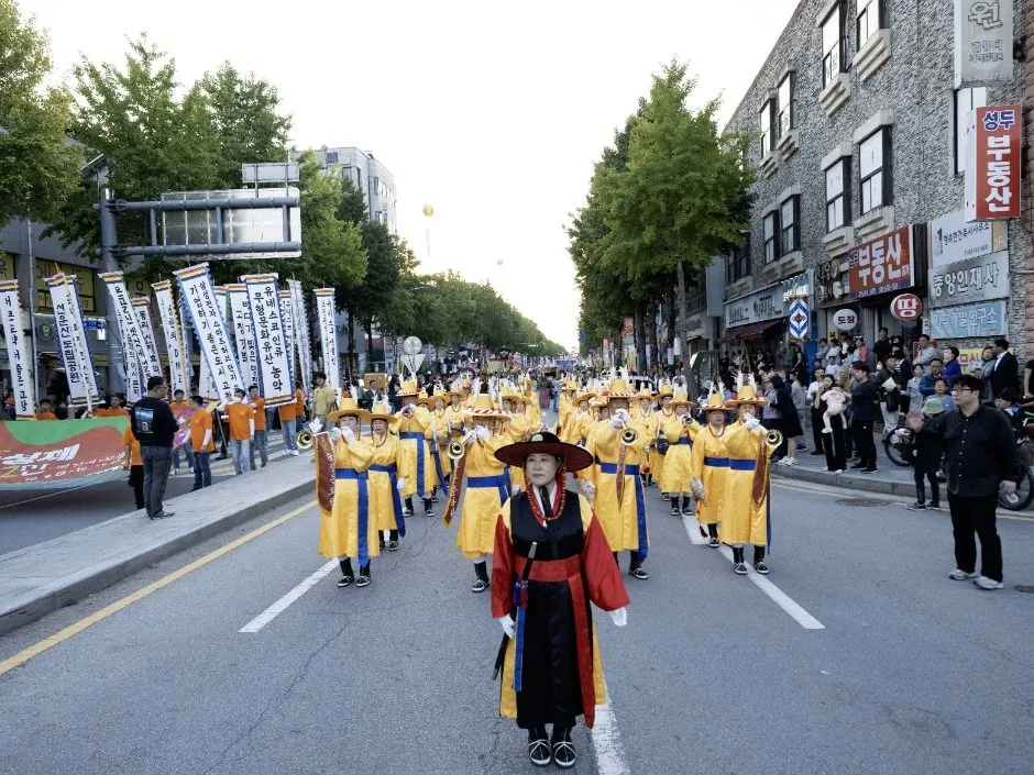 2025年慶典街頭遊行 — 身穿黃色服裝、手持號角的隊伍（照片：韓國觀光公社・公共授權第3類）
