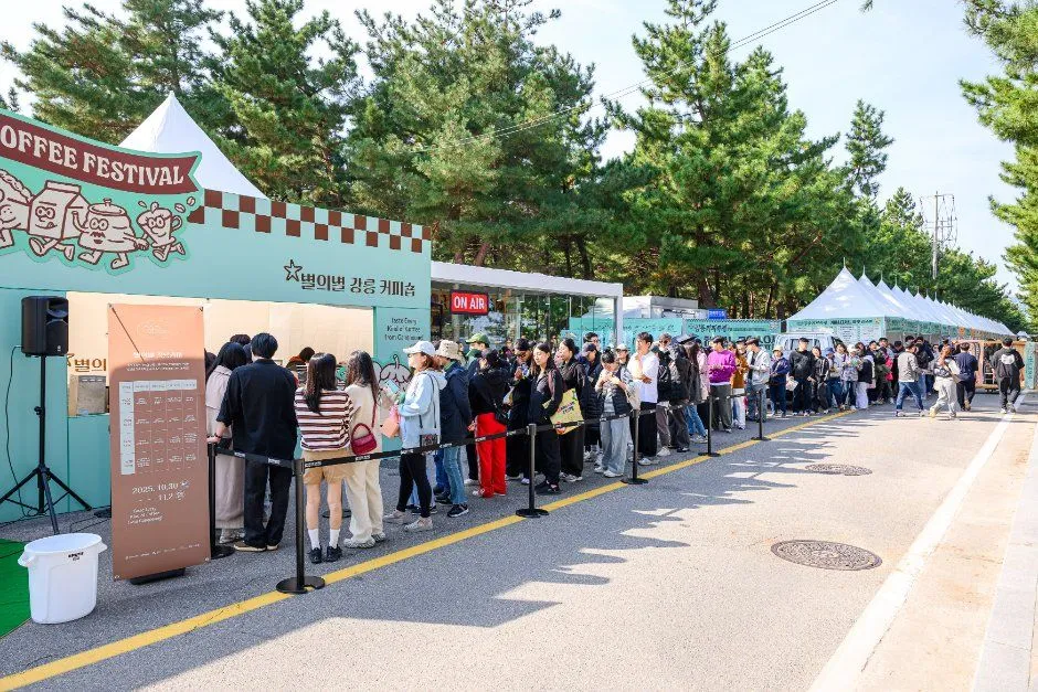 往屆咖啡節 — 咖啡攤位前大排長龍