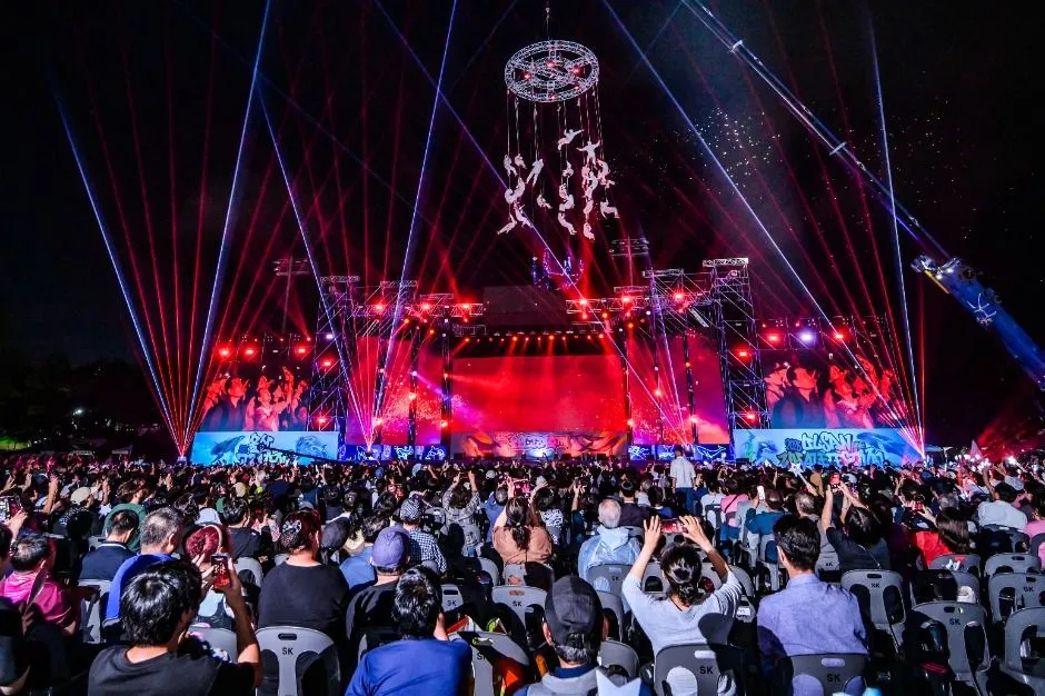 2025年活動夜間演出 — 紅色燈光與雷射照亮的舞台（照片：韓國觀光公社・公共授權第3類）