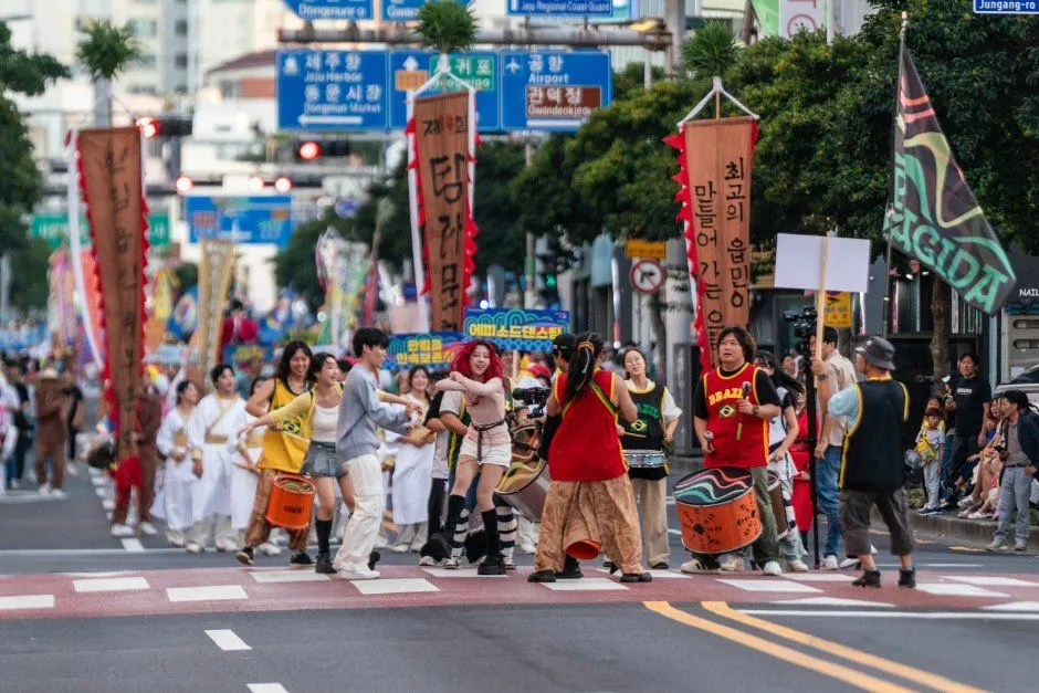往屆慶典的街頭遊行 — 背著鼓邊跳邊前進的參加者