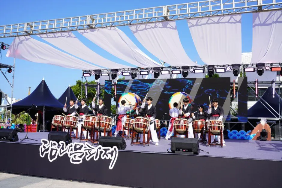 往屆慶典的戶外舞台 — 多人齊擊大鼓的表演