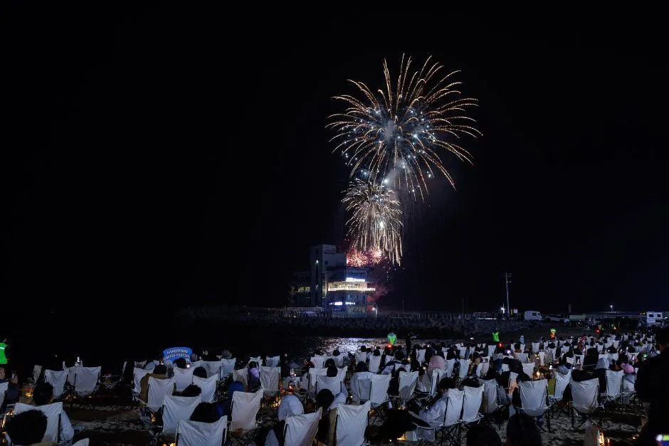 往屆咖啡節夜海煙火 — 坐在沙灘椅上觀賞的人們（照片：韓國觀光公社・公共授權第3類）