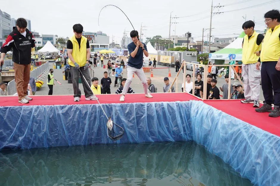 往屆慶典 — 在水池用釣竿和撈網釣魚的體驗
