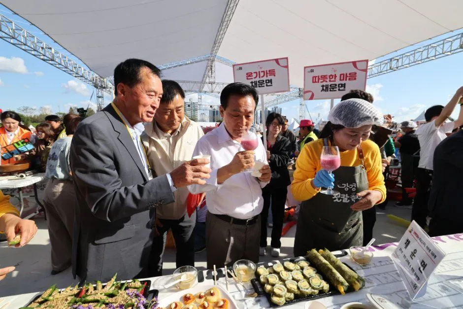 往屆慶典的美食攤位 — 品嚐紫菜飯捲與飲品的人們
