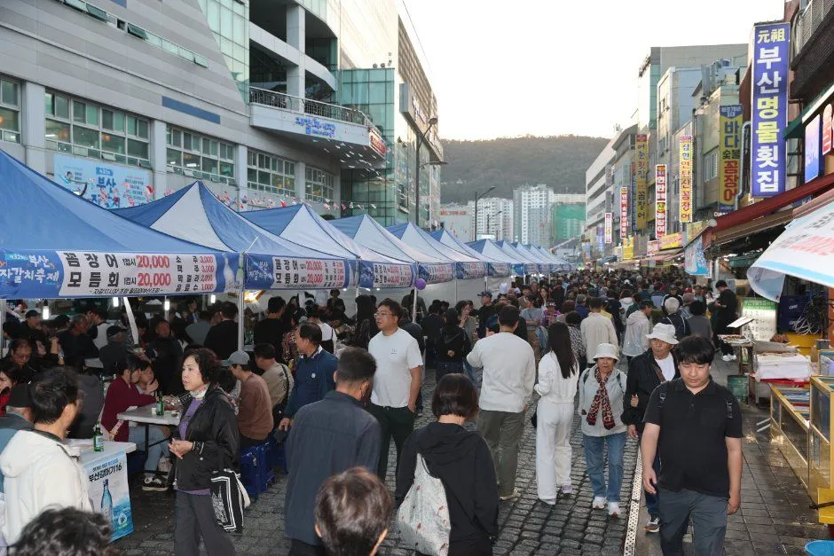 往屆慶典 — 美食帳篷林立的市場街道上人來人往（照片：韓國觀光公社・公共授權第3類）