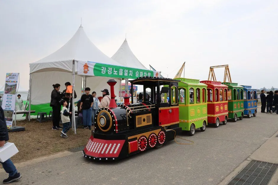 往屆慶典的「江景夕陽列車」上下車處 — 色彩繽紛的小火車（照片：韓國觀光公社・公共授權第3類）