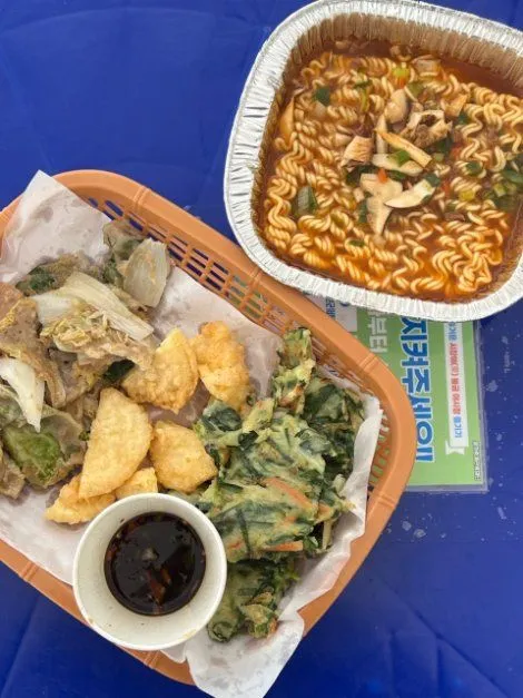往屆松茸節 — 放上菇類的拉麵與一籃煎餅、炸物（照片：韓國觀光公社・公共授權第3類）