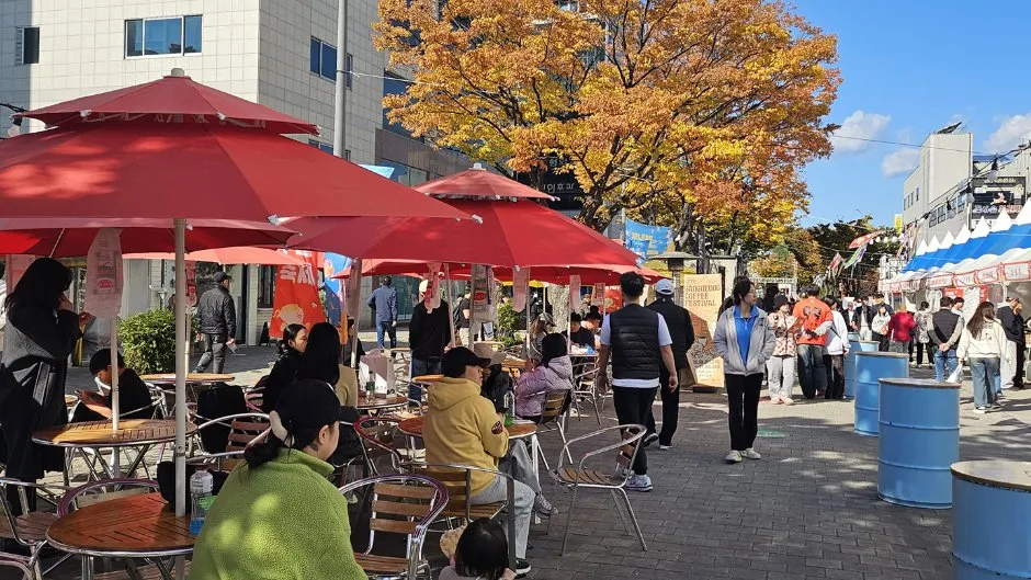 往屆活動白天 — 紅色陽傘下的休息區（照片：韓國觀光公社・公共授權第3類）