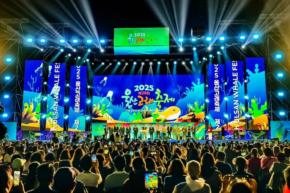2025年第29屆夜間舞台 — 台前擠滿觀眾（照片：韓國觀光公社・公共授權第3類）