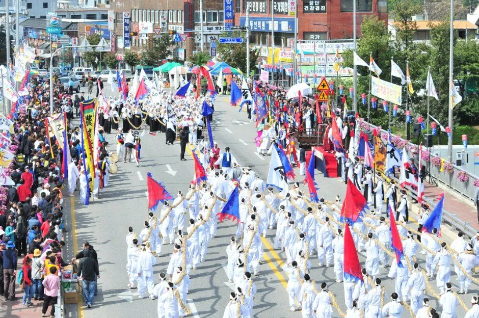 往屆街頭遊行 — 身穿白衣、手持旗幟與長繩的隊伍