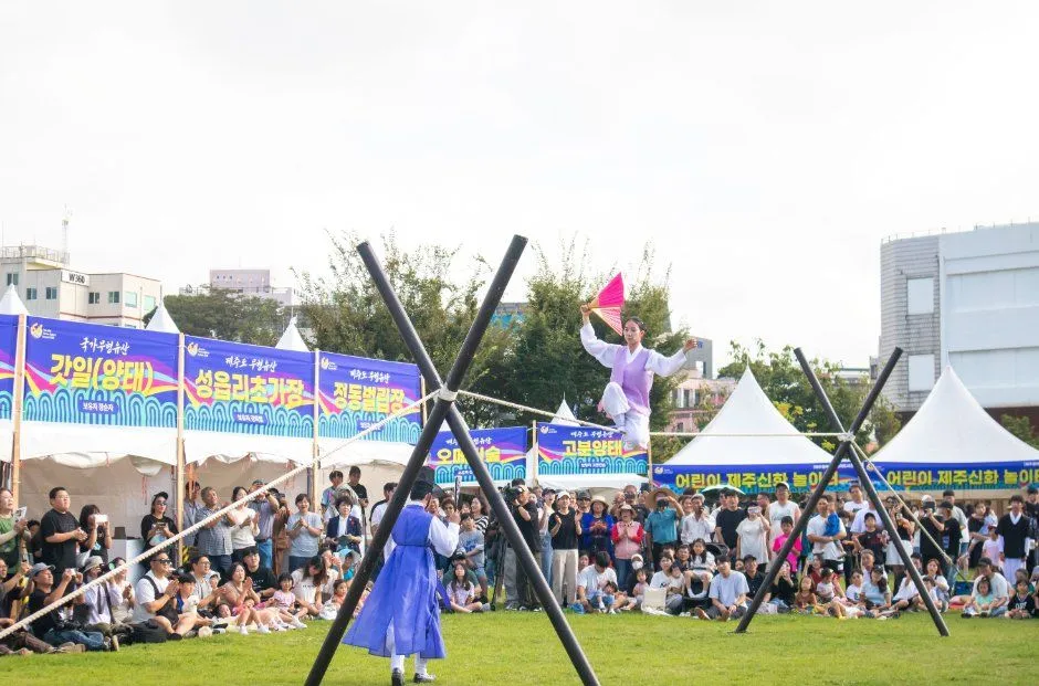 往屆慶典草地上的走繩表演 — 後方是無形遺產攤位與觀眾（照片：韓國觀光公社・公共授權第3類）