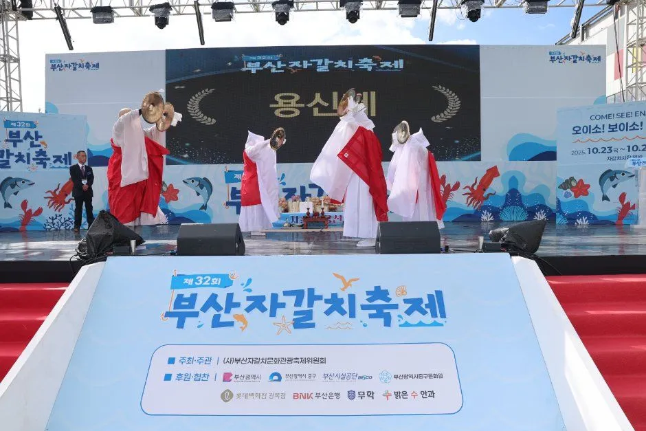 往屆慶典龍王祭舞台 — 身穿白衣披紅帶、手持銅鈸的表演（照片：韓國觀光公社・公共授權第3類）